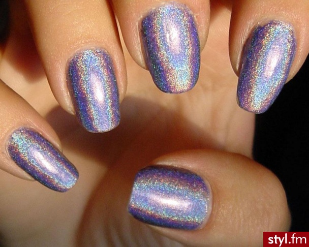 purple potion z serii MAGICAL nail makeup firmy Sally Hansen :). zdjęcie zrobione po tygodniu. w garażu. bez dodatkowego oświetlenia. 
w rzeczywistości mienią się troszkę bardziej :)))) - Paznokcie