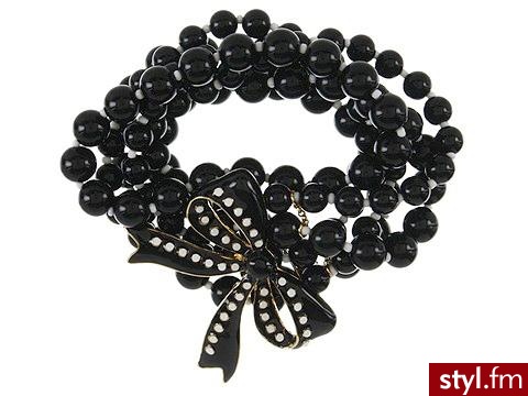 Bronsoletkę z czarnych koralików plus kokardka, którą w każdej chwili można odczepić stworzyła Betsey Johnson i ceni ją na: 89$ - Pozostałe Dodatki Moda