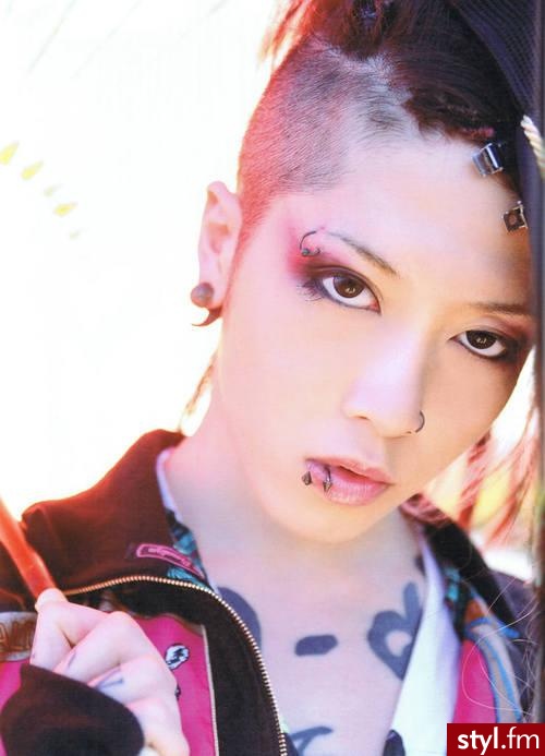 Miyavi. Miyavi <33 - Modyfikacje ciała