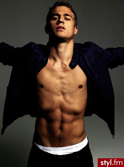Charlie Hunnam - Średnie Męskie Fryzury
