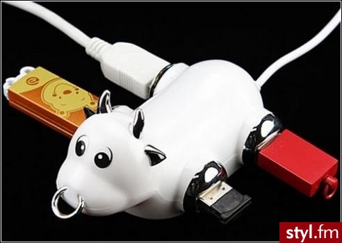 Tym razem zobaczymy coś nowego. Są to rozgałęziacze USB o kształcie krówki. Po wpięciu do komputera  krówka ta muczy na trzy różne sposoby. Do wyboru kilka kolorów - niebieska, żółta, biała i brązowa. - Gadżety Inne Moda