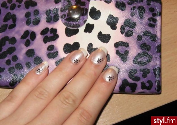 French manicure and flower. Francuskie paznokcie + dodatek (kwiatki) - Paznokcie