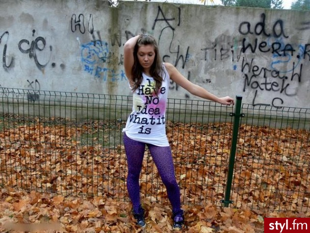 śliczną ma bluzke. - Moda uliczna Inne Moda