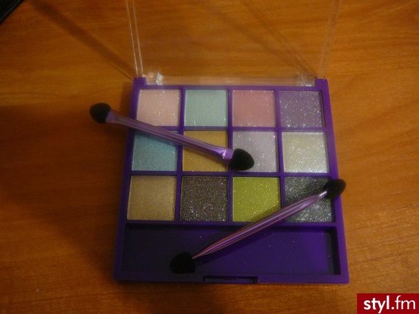 eye shadow Hello Kitty. Moje kolorowe cienie ;) "Hello Kitty eye shadow by H&M" : ) 12 kolorów za 19,90 zł :) - Misz-masz
