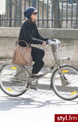 Rowerowa moda gwiazd. Jessica Alba
Podróżując po ulicach Paryża w ciepłym dresie, z czapką na uszach, aktorce nie straszny jest wiatr i zimno. - Moda uliczna Inne Moda