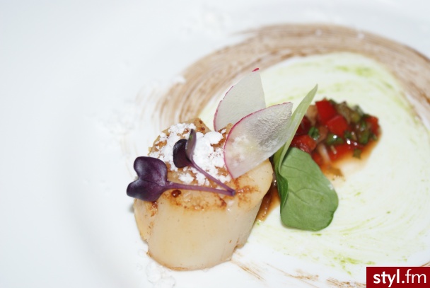 Przegrzebki smażone na maśle podane z pikantną salsą. Restauracja Strefa. - Kuchnia