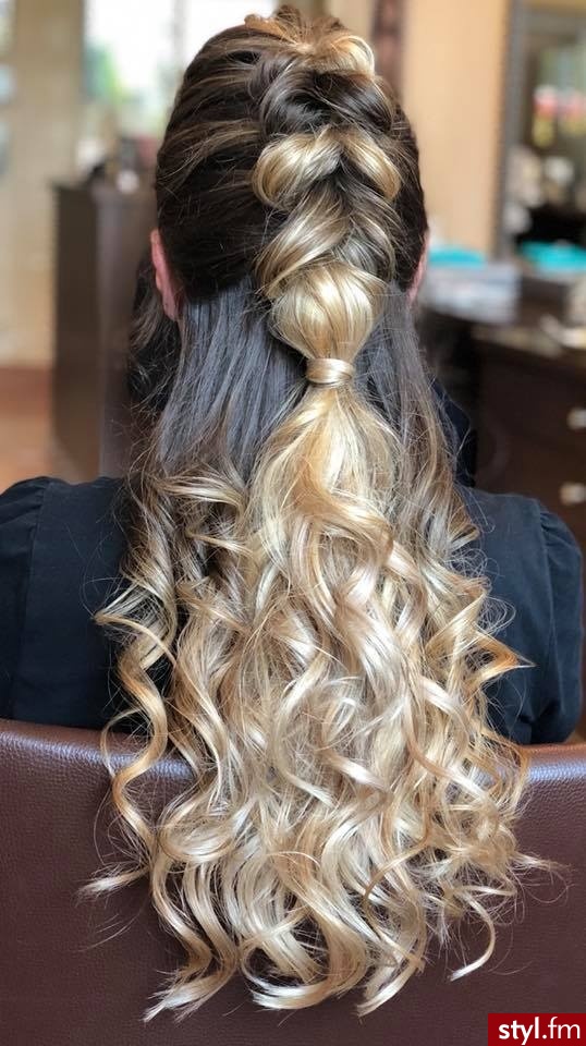 Piękne sombre na włosach długich. https://forhairsobieski.pl/ - Blond Upięcie Kręcone Wieczorowe Długie Fryzury
