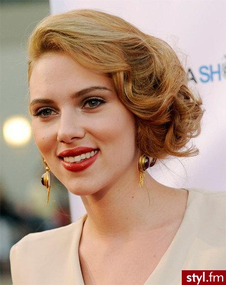 scarlett johansson - Wieczorowe Średnie Fryzury