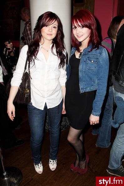 Megan Prescott , Kathryn Prescott - Średnie Fryzury