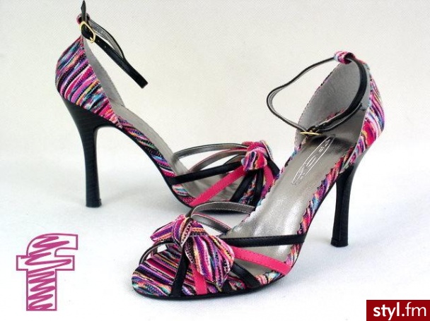 http://allegro.pl/item360074214_buty_fantasy_fallow_black_czolenka_r_38.html

<- Tu można kupić te cudeńka xD
Cena:179.00
Wys. Obcasa:10.5 ;O xD - Pozostałe Buty Moda