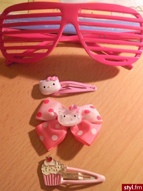 Na różowo ^^. Różowe okularki, kokardka z Hello Kitty, spinka z Hello Kitty i spinka z mufinką^^ - Pozostałe Dodatki Moda