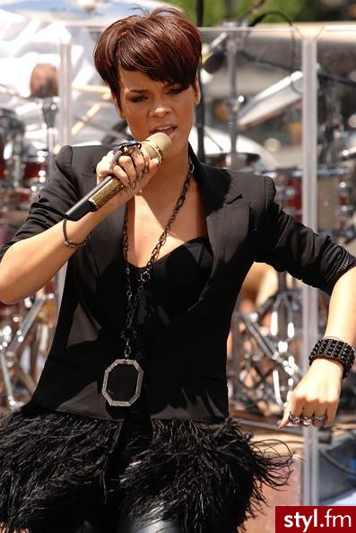 Rihanna Performs On CBS "The Early Show" - Moda uliczna Inne Moda