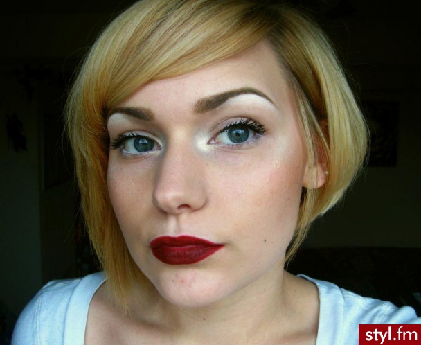 USTA USTA. Lips:
(First set)MAC Brick l/l, Russian Red l/s
(second set)added MAC's Media l/s, Reflects Blackened Red - Makijaże
