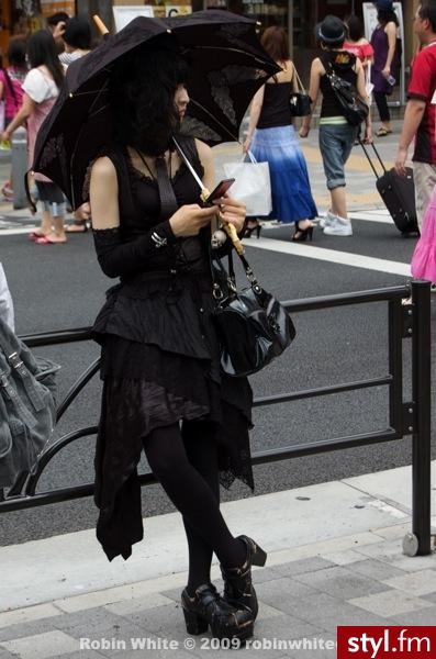 Gothic lolitka. Ahhh tam taki widok to norma a u nas? : < - Moda uliczna Inne Moda