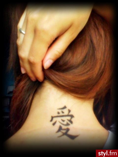 Tatuaż na karku. Mały tatuaż na karku. Japoński symbol miłości :) - Tatuaże