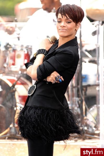 Rihanna Performs On CBS "The Early Show" - Moda uliczna Inne Moda