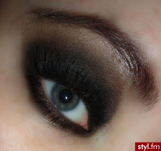 makijaż. Eyes
NARS- Coconut Grove (It's a dark brown, which I realize looks black. Also, very difficult to blend because it's matte. So keep in mind.)
MAC- Vanilla - Makijaże