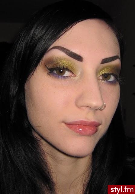 makijaż. eyes (all applied in this order):
Chafing Relief Powder-Gel (applied to upper lid, blending in gently with ring finger) 
Detrivore Eye Primer (applied all around the eyes patting then rubbing in gently with ring finger)
Simply Natural's - - Makijaże