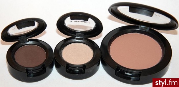 makijaż. MAC  Eyeshadows - Mystery, Shroom. Blush - Prism - Makijaże