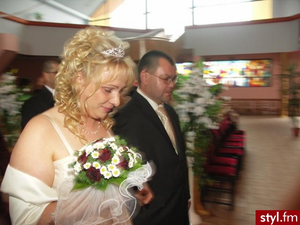 fryzura zrobiona w salonie fryzjerskim ,pamiętam padał deszcz - Ślubne Średnie Fryzury