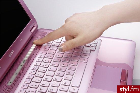 Nowe notebooki Sony Vaio zachwycają przemyślanym, kompleksowym wzornictwem. Mają bajeczne kolory i eleganckie akcesoria, które zadowolą najbardziej wymagających miłośników dobrego designu. Piękne barwy to oczywiście nie wszystko.
Wszystkim elementom urzą - Gadżety Inne Moda