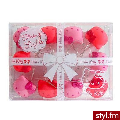 Potrzebne Ci są tylko dwie małe baterie - paluszki, by móc cieszyć się urokiem, jaki wydają z siebie lampki Hello Kitty :) Do zawieszenia tam, gdzie tylko chcesz. Również na choince. ;) Cena: $20 - Gadżety Inne Moda