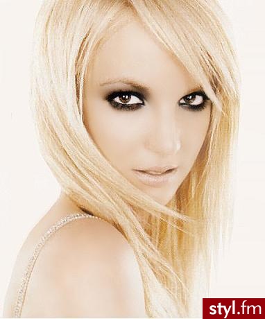 Britney Spears. Ten makijaz cieszy sie ogromnym powodzeniem, wiec podaje przepis na jego wykonanie. Przede wszystkim zaopatrzcie sie w: idealnie czarny oraz ciemnobrazowy o zlotym polysku (np. 4Visions nr 23 firmy Bell) cien do powiek, czarna kredke do oc - Makijaże