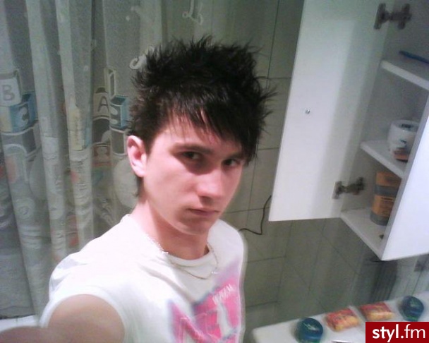 włosy są zrobione na gumie tzn natapirowane gumą ;] specjalna kompozycja gumy ręcznika i modelowania ^^ - Średnie Fryzury