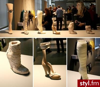 Gwendolyn Huskens i buty jej projektu. Jak się przyjrzycie dokładniej to zobaczycie,że wszystkie są zrobione z bandaży,plastrów,protez i innych medycznych akcesoriów. Podziwiam,bo wyszło naprawdę nieźle.. Gwendolyn Huskens i buty jej projektu. Jak się prz - Pozostałe Buty Moda