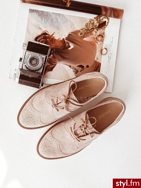 Piękne buty sportowe skórzane
Buty sznurowane
https://roseboutique.pl/ - Półbuty Buty Moda