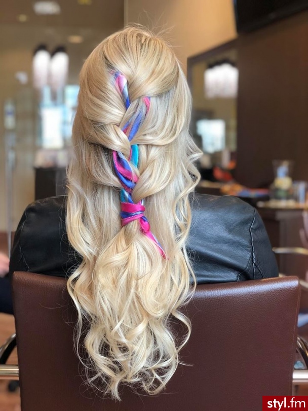 salon fryzjerski Warszawa https://forhair.salon/ - Blond Rozpuszczone Kręcone Na co dzień Długie Fryzury