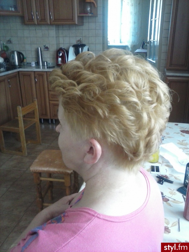 Blond Rozpuszczone Kręcone Wieczorowe Krótkie Fryzury