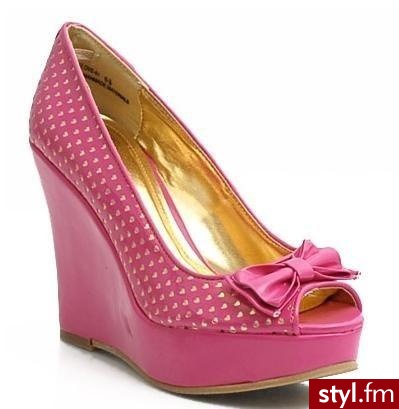 buty na koturnie. Zdjęcie dodane do bazy zdjęć Stylera - Styler