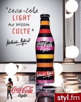 Nathalie Rykiel zaprojektowała nową butelkę Coca- Coli. Chociaż kształt pozostał ten sam to kolorystyka uległa przemianie. - Misz-masz
