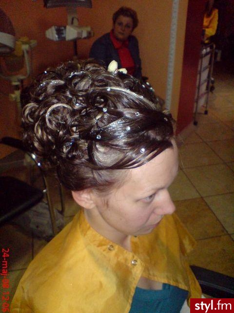 Upięcia wieczorowe i ślubne to specjalność naszego salonu.Salonik fryzjerski u ANI ul.Kopernika 8 11-200 Bartoszyce tel.0897622180 - Ślubne Średnie Fryzury