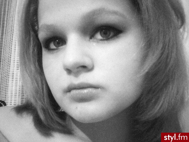 mam dość nie typowe włosy , strasznie się jręcą a chciała bym je obciąć na emo styl:/:( - Średnie Fryzury