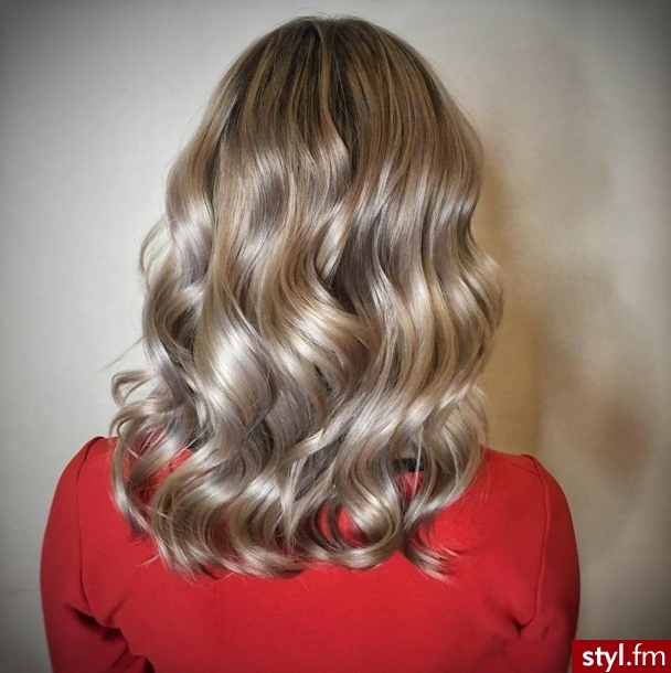 fryzjer warszawa sombre z Olaplex salon for hair - Blond Rozpuszczone Kręcone Na co dzień Średnie Fryzury