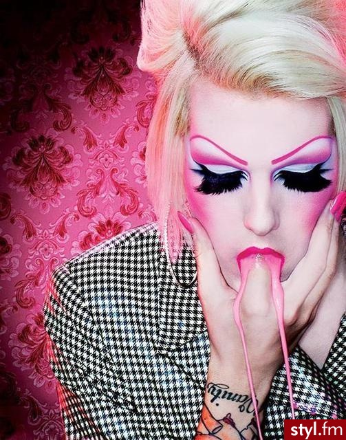 I co Wy na to? Zdjecie charakterystyczne, wiec je zamiescilam, choc make-up jest zbyt cyrkowy ;-) - Makijaże
