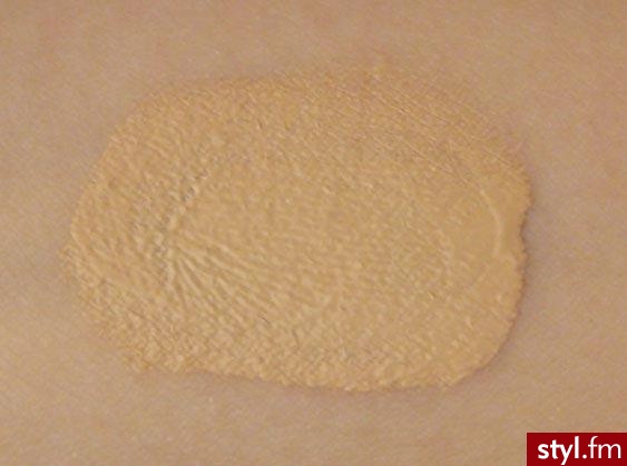 twarz. NYX Cosmetics HD Studio Photogenic Foundation Review and Swatches - Makijaże