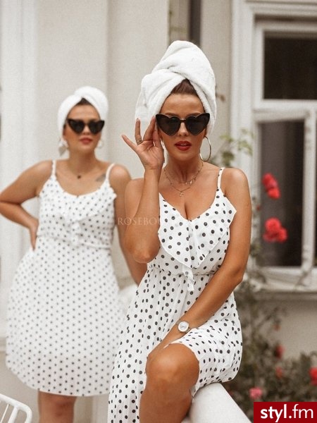 Sukienka wykonana została z lekkiej, szyfonowej tkaniny. Dekolt w serek zdobi subtelna falbanka. Plisowana spódnica dodaje całości nutę elegancji. Sukienka posiada podszewkę. https://roseboutique.pl/ - Dzienne Sukienki Moda