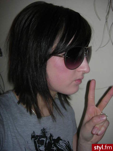 ;]] - Średnie Fryzury