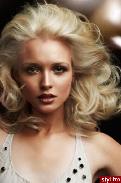 Blond Rozpuszczone Kręcone Wieczorowe Średnie Fryzury