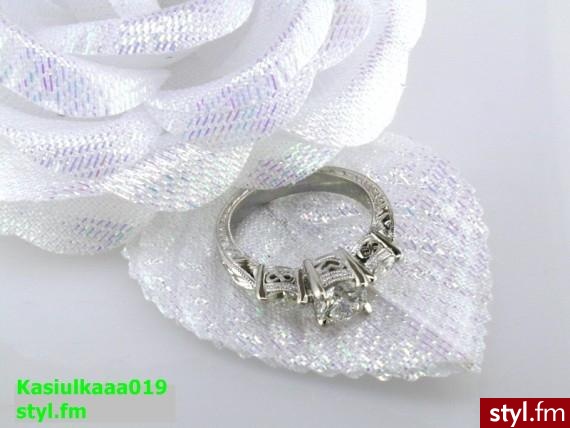 Pierścionek Zaręczynowy. Jeśli Jest Już w Galerii Proszę Pisać Tylko Na Priv ;) - Biżuteria ślubna Ślub Moda