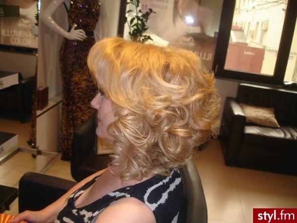 Blond Rozpuszczone Kręcone Wieczorowe Średnie Fryzury