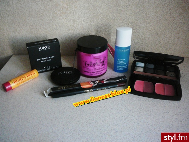 Niebieskie pudełko GlossyBox, więcej informacji o nim jak i o tych kosmetykach znajdziecie w FILMIKU: http://www.youtube.com/watch?v=CfbqKjjGU_U jak i w NOTCE NA BLOGU: http://lioness.blox.pl/2013/11/Niebieskie-Pudelko-GLOSSYBOX.html - Kosmetyki