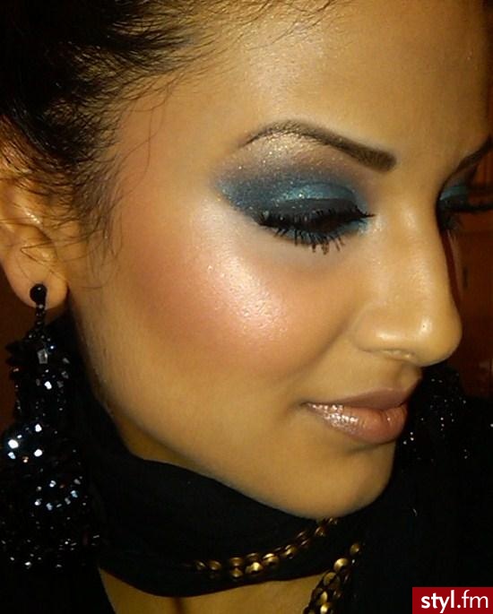 makijaż. Eyes
udpp
mac painterly paintpot all over lids as base
mac delft paintpot on lower lid as base
mac odalisque e/s on lids (teal) and below waterline
mac bronze e/s in crease (true bronze)
mac honey lust e/s to blend out bronze (peach gold)
 - Makijaże