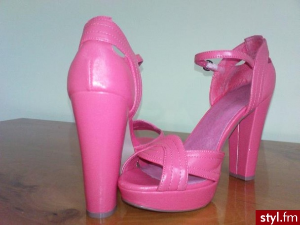 1. bez lampy, 2. z lampa a w rzeczywistości maja jeszcze całkiem inny kolor - Pozostałe Buty Moda