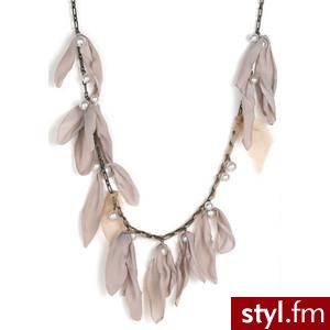 Lanvin Ribbon & Drop Pearl Long Necklace - Polyvore. Pobrano ze strony: http://www.polyvore.com/lanvin_ribbon_drop_pearl_long/thing?id=25255833#1298832967020 - Pozostałe Dodatki Moda
