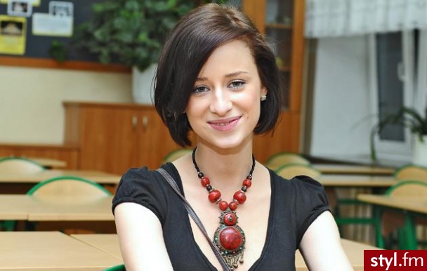 ona. urszula dębska - Średnie Fryzury