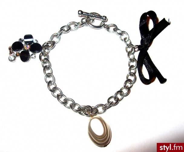 bransoletka. Moje dzieło;D Zrobiłam ze starej bransoletki i naszyjnika:) Dodałam tez parę gadżetów extra ;P - Pozostałe Dodatki Moda